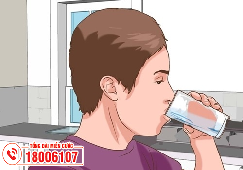 Uống đủ nước sẽ giúp người bị sốt xuất huyết nhanh hồi phục