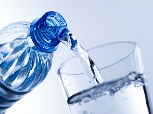   Uống ít nước có thể là nguyên nhân gây tiểu rắt tiểu buốt ở phụ nữ
