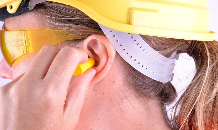 Đeo nút bảo vệ tai giúp bảo vệ thính lực
