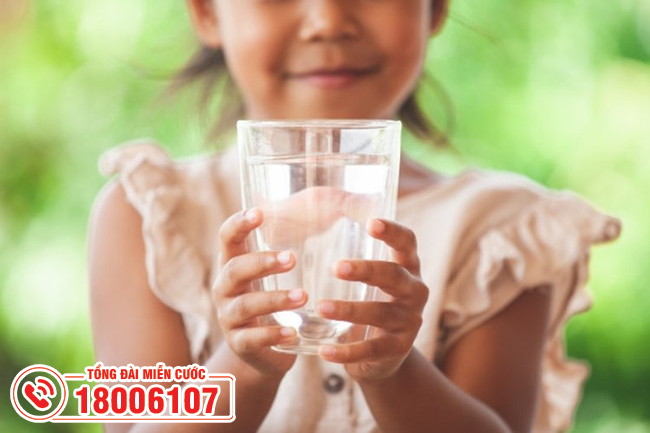 ho trẻ uống nhiều nước khi bị sốt xuất huyết
