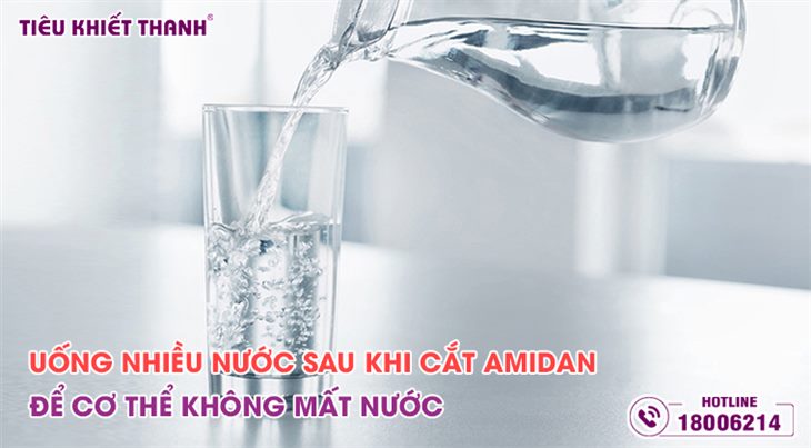 Uống nhiều nước sau khi cắt amidan để cơ thể không mất nước