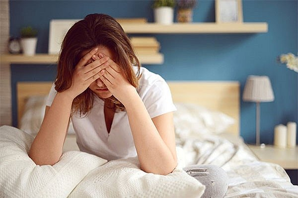 Stress, thiếu ngủ kéo dài cũng là nguyên nhân gây mụn