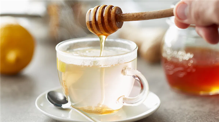 Uống nước mật ong vào buổi sáng giúp giảm đau họng