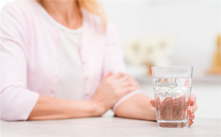 Uống nhiều nước là cách giảm đau sau cắt amidan khá hiệu quả