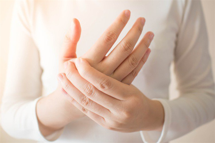 Viêm khớp ngón tay ảnh hưởng nhiều đến khả năng vận động của người bệnh