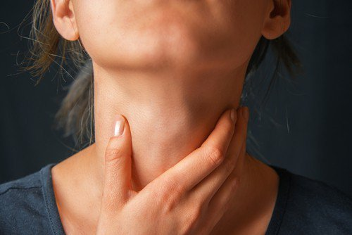 Ung thư thanh quản có thể gây khản tiếng nhưng không đau họng