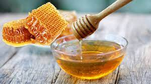 Mật ong là nguyên liệu tự nhiên giúp trị mụn