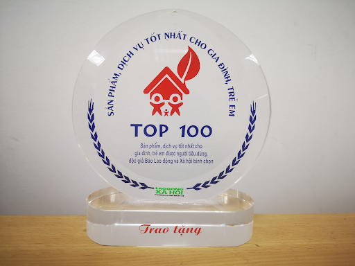 Cup giải thưởng“Top 100 - Sản phẩm, dịch vụ tốt nhất cho gia đình, trẻ em”