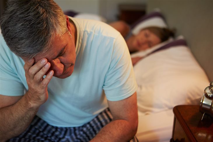 Nguyên nhân gây mất ngủ giữa đêm ở người cao tuổi