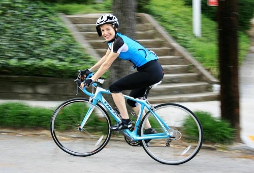 Đi xe đạp mang lại nhiều lợi ích cho người đau lưng