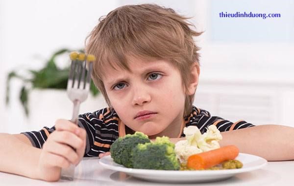 Phụ huynh cần làm gì khi trẻ biếng ăn, chậm tăng cân? Chế độ ăn hợp lý cho trẻ như thế nào?