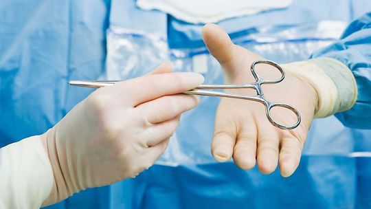 Việc phẫu thuật lạc nội mạc tử cung có giúp điều trị dứt điểm không? Dùng Phụ Lạc Cao EX được không?