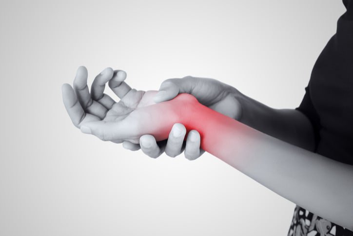 Đau khớp cổ tay trái là bệnh gì? Tại sao nên sử dụng thảo dược để hỗ trợ điều trị?
