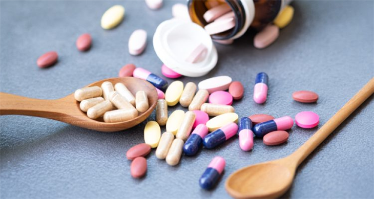 Các loại thuốc giảm đau bụng kinh phổ biến và sản phẩm từ thảo dược
