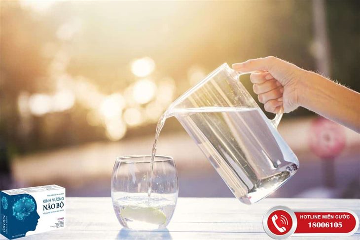 Cho bệnh nhân bị sa sút trí tuệ uống nhiều nước để tránh mất nước và táo bón