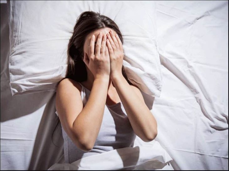 Mất ngủ, ngủ không sâu giấc là dấu hiệu của suy giảm trí nhớ ở người trẻ