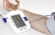 Người bị cao huyết áp nhẹ có phải thường xuyên đo huyết áp để kiểm tra không?
