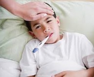 Trẻ bị đau họng là do nguyên nhân nào? Nên cho trẻ ăn uống gì?