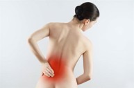 Hay bị đau lưng, đau thượng vị khi no là do nguyên nhân gì và có cần đi khám không?