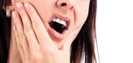 Bị sưng nướu khi mọc răng khôn nên xử lý như thế nào? Phải làm sao để tránh bị viêm lợi, nướu?