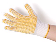 Việc đeo găng tay hay mặc đồ quá kín ảnh hưởng tới bệnh vảy nến như thế nào?