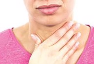 Đau họng, khản tiếng có thể là dấu hiệu tiềm ẩn của những bệnh lý nào?