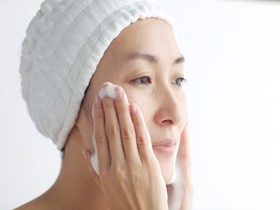 Rửa mặt đúng cách giúp giữ da đẹp mùa đông