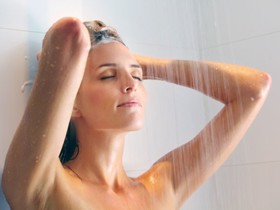 Sạch mụn sáng da với 10 mẹo khi tắm