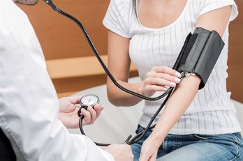 Cách điều trị bệnh cao huyết áp ở người trẻ: 4 xu hướng nổi bật
