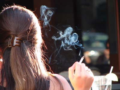 Bạn có biết: khói thuốc lá gây giảm thính lực