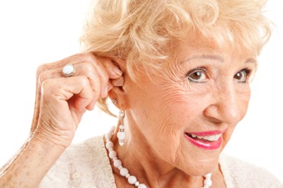  6 cách giúp người già cải thiện ù tai, nghe kém
