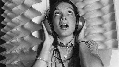 Vì sao nghe nhạc âm lượng lớn lại có thể gây điếc đột ngột?