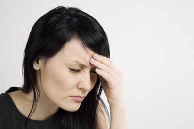Thoái hóa cột sống cổ gây đau nửa đầu Migraine! Lý do tại sao?