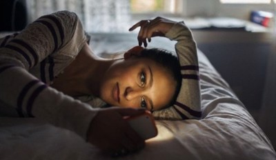 Sử dụng smartphone trước khi đi ngủ gây hại thần kinh của bạn thế nào?