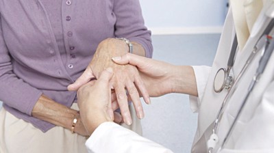 Nguyên nhân gây viêm khớp dạng thấp là gì? Chuyên gia Nguyễn Thị Thanh Bình tư vấn