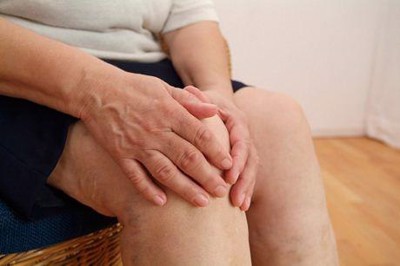 Sưng khớp đầu gối không thường xuyên có phải là biểu hiện viêm khớp dạng thấp không?