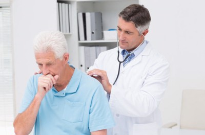 Cách phòng ngừa viêm phổi nặng cho người cao tuổi lúc giao mùa