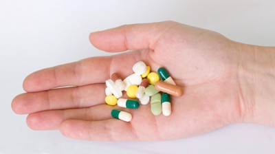 Viêm khớp dạng thấp đau lâu ngày uống nhiều thuốc giảm đau có nguy hiểm không?