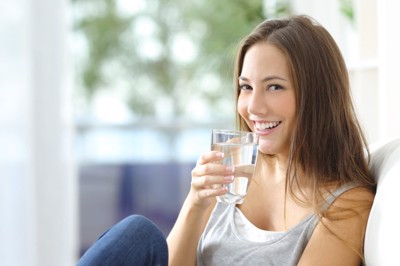 Người bị suy thận nên uống bao nhiêu nước một ngày? Chuyên gia Nguyễn Đình Bách tư vấn