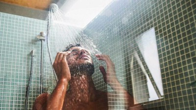 Tại sao TẮM ĐÊM BỊ ĐỘT QUỴ? Những tác hại của việc tắm đêm bạn cần biết