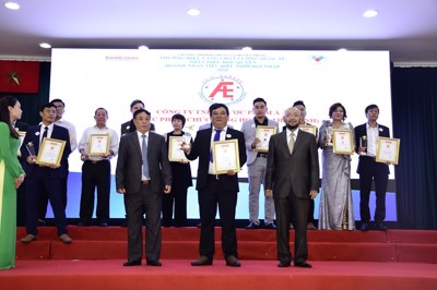Hoàng Thấp Linh vinh dự nhận giải thưởng “Thương hiệu vàng chất lượng quốc tế” năm 2020