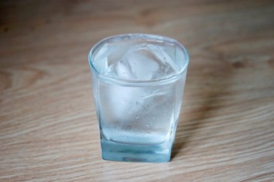 Viêm họng có nên uống nước lạnh không? Câu trả lời có ngay TẠI ĐÂY!