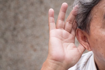 Điều trị tình trạng nghe kém ở người cao tuổi bằng cách nào?