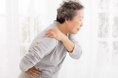 Người già bị các bệnh lý về khớp, đau khớp gối, loãng xương cần điều trị như thế nào?
