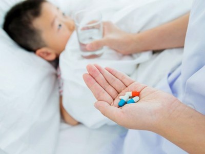 Trẻ bị ho liên tục do viêm họng, uống kháng sinh không khỏi thì phải làm sao?