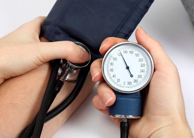 Bị huyết áp cao 170 uống thuốc giảm xuống 135 cần theo dõi kiểm soát như thế nào?