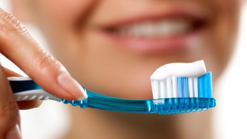 Choáng váng với phát hiện: Dùng chung bàn chải đánh răng gây viêm lợi