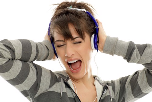 Giảm thính lực ở người trẻ tuổi: Nguyên nhân do đâu?