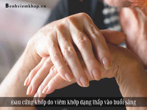 Sống dở chết dở vì ĐAU CỨNG KHỚP do viêm khớp dạng thấp vào buổi sáng