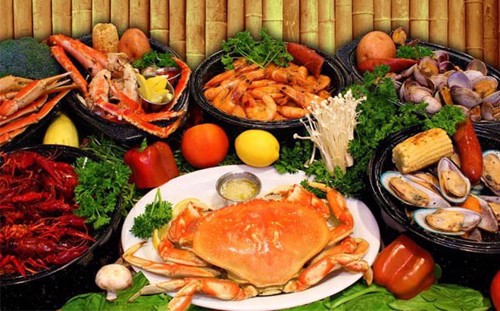 Người bị viêm khớp dạng thấp có cần kiêng lạnh và kiêng ăn hải sản không?